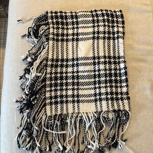 Banana Republic houndstooth wool scarf with fringe